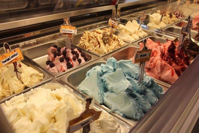 O nedenle 'ekerden tamamen uzak durulmaldr' diye bir dnce tartmaldr. Bal kahvaltda tketirseniz sorun yok, ama kak kak yerseniz zararl olmas kanlmazdr."