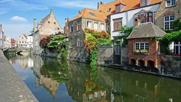 Belika iki ay gibi ksa bir srede oturma izni bavurusunu sonuca balyor ama her parasn olana kapsn amyor.