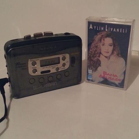 Walkmanv    Mobil kasetalarlarn piyasaya kmasndan sonra herkesin edinmeye alt ve gerekten de cool&#8217;luk gstergesi gibi grlen bir makineydi. Grnr ekilde pantolon kemerine taklrd ve mobil olunduu halde mzik keyfini srdrmenin tek yoluydu.