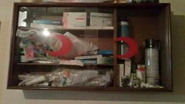 Ecza dolab  <br>  inde yllar ncede kalma ilalarn olmasna kimse armazd nk "Bir gn lazm olabilir." diyerek o ilalar veya kutular asla atlmazd. Azna kadar dolu olan bu dolap, her evin demirbalar arasndayd.