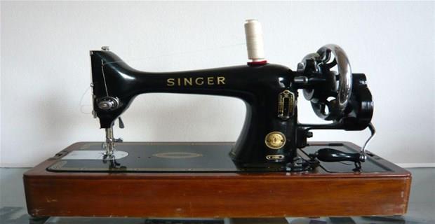 Diki makinesi  <br>  Hazr giyimin bugnle kyaslanamayacak lde kstl olduu zamanlarda insanlar kendi evlerinde giysilerini tamir eder ya da kyafetleri tamamen kendileri yapard. Ayak hareketiyle alan diki makinelerinin o tekdze sesini unutmak ne mmkn...