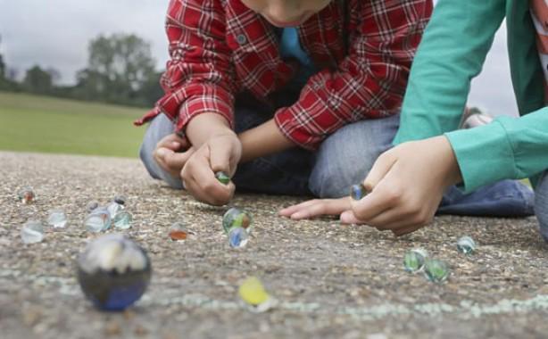 Bilye<br>    Yerine gre misket ya da bilye diye anlan oyuncakla sokaklarda oynamak neredeyse ocukluk rtn ispat etmekle e anlamlyd. Daha ok bilye kazanmak stne oynan oyunlar iin ocuklar sabahn erken saatlerinde bir araya gelir ve akam karanlnda ancak evlerine girerdi. Gn sonunda kimi mutlu kimi hznl olurdu.