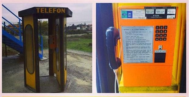 Telefon kulbesi  <br>  Sabit telefonlara eriim imkan olmad zamanlarda iletiim kurmak iin kullanlabilecek tek aygtt. nlerinde kuyruk olduu dahi grlrd. Jeton atp konuma yapldktan sonra jetonun tekrar iinden alnmas hileleri olduka cool grnmenizi salayabilirdi.