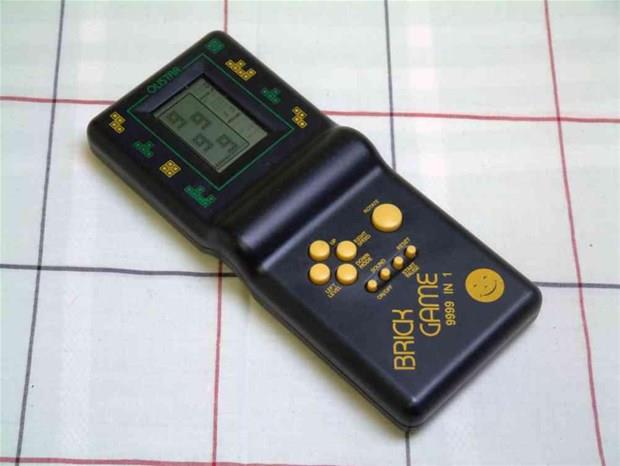 Game boy  <br>  Tanabilir oyun cihazlarnn atas olan bu aletteki oyun says olduka kstl olmasna ramen her ocuunu elde etmek istedii teknolojik oyuncaklarn banda geliyordu. Pilini idareli kullanmak da olduka nemli bir detayd.