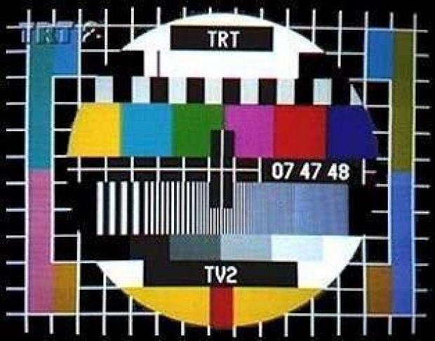 TRT'nin kapan    <br>Saatler gece yarsn gsterdiinde TRT yayn sonlanr ve ekranda sabah yayn tekrar balayana kadar byle bir ekran grnr ve tiz bir ses kard.