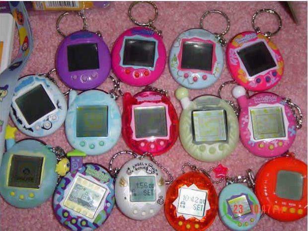 Sanal Bebek<br>    Piyasaya kt dnemde her ocuun gerekten de bebek gibi besledii, oyun oynatt, altn temizledii bir yazlma sahip oyuncakt. Eer iyi bakmazsan bebek lrd. zellikle oyuncan bu zellii ok fazla ocukta iz brakmt.