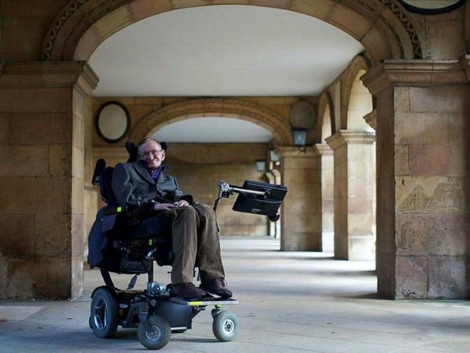 Hawking ve Hertog tarafndan oluturulan teoride yer alan evrenin karmak bir hologam olduu dncesi reddedilirken, daha nce nerilenin aksine iinde bulunduumuz evren ya da dier cep evrenlerin sonsuz fraktal yaplar olmad savunuldu.