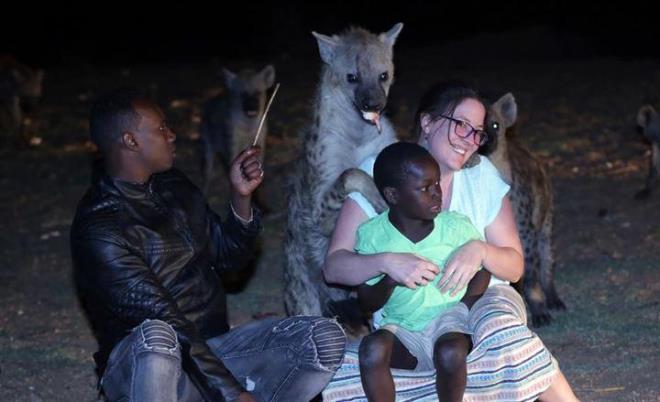 Yerli ve yabanc turistler de bazen rktc olan bu manzaraya byk ilgi gsteriyor. Baz turistler, Yusuf&#8217;un besledii hayvanlara yaklama cesaretinde de bulunuyor.