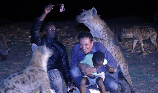 Halk arasnda "srtlan adam" olarak tannan Yusuf, babasnn bu ie nasl baladn ""Babamn bir kpei varm ve onun iin et alm. Bir gn bir srtlan etin yanna gelerek etten yemi ardndan her akam gelmeye balam. Babamn her gn et alacak paras yokmu." dedi.