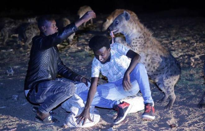 Ardndan "Srtlanlar evin etrafn eelemeye baladnda komular, babama et almas iin para vermeye balam. Babamla srtlanlar arasndaki dostluk byle balam.&#8221; diyerek anlatt.