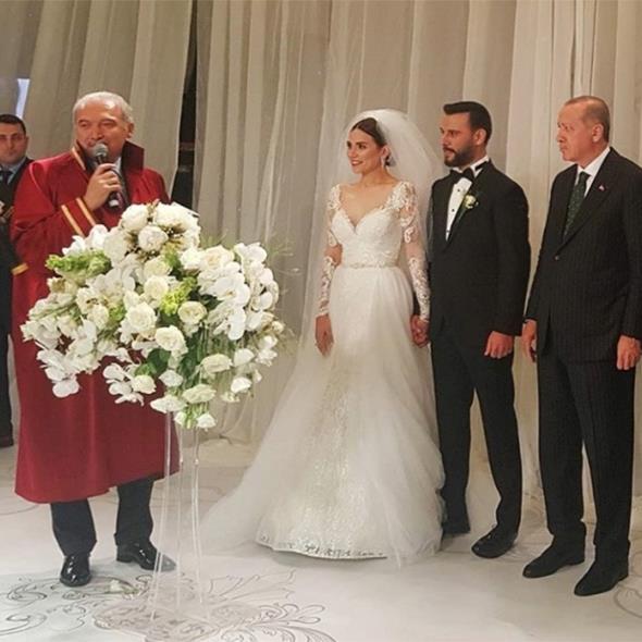 nl aknnn yaand trende nikah stanbul Bykehir Belediye Bakan Mevlt Uysal kyarken, Alian&#8217;n Cumhurbakan Erdoan&#8217;dan izin alarak "Evet" demesi salonda glmelere neden oldu.