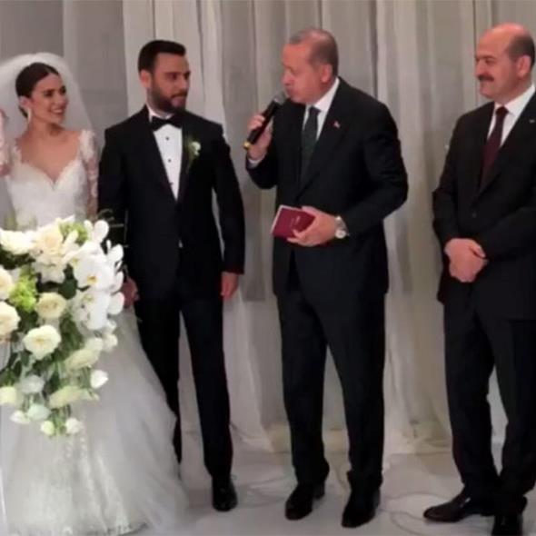 "BZ YILLARCA DOUM KONTROLYLE ALDATTILAR": Alian ve Buse Varol iftine ocuk sahibi olmalarn tleyen Erdoan, &#8220;Benim hep bir nasihatim var. Bir olur garip olur, iki olur rakip olur,  olur denge olur, drt olur bereket olur, gerisi Allah Kerim. Gl milletler gl ailelerden oluur. Bizi yllarca doum kontrolyle aldattlar&#8220; diye konutu.