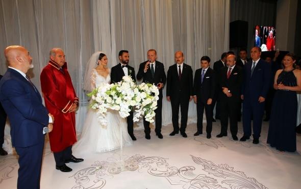 nl sanat Alian ve oyuncu Buse Varol zel bir otelde dzenlenen trenle dnya evine girdi. Alian ve Varol&#8217;un nikah trenine Cumhurbakan Recep Tayyip Erdoan ei Emine Erdoan ile birlikte katld. Trende Cumhurbakan Erdoan ve ileri Bakan Sleyman Soylu iftin nikah ahidi oldu.