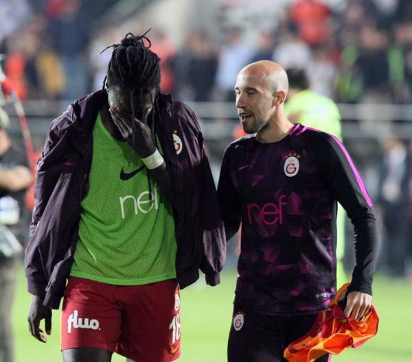 Galatasaray'n Akhisarspor'u 2-1 malup ettii man son dakikalarnda penalt atndan yararlanamayan Bafetimbi Gomis, gzyalarn tutamad.