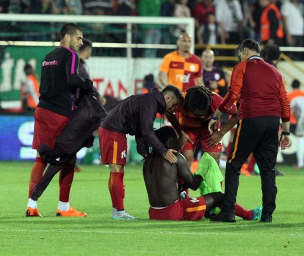 G.Sarayl futbolcular, taraftarlarla birlikte galibiyeti kutlarken, Gomis arkadalarna katlmad.