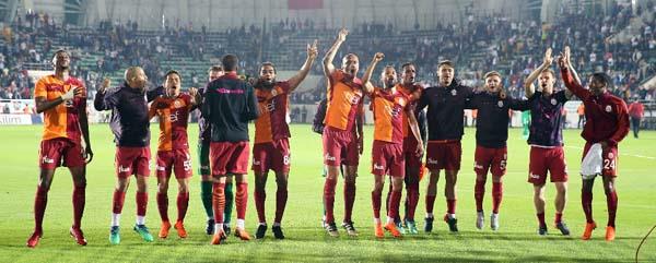 Daha sonra yerde oturan Gomis'i takm arkdalar teselli etti.