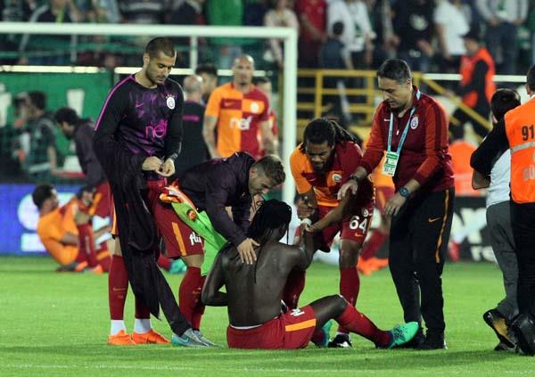 Gol sonras byk znt yaayan Gomis'in oyuna konsantre olmakta zorland grld. Ma sonunda ise Fransz futbolcu imlere oturarak kard penaltnn zntsn yaad.