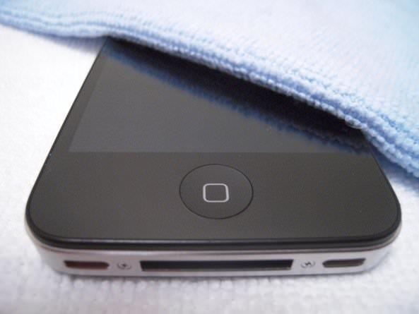 iPhone'lar kt hava artlarnda kullanmak  -  Kt hava artlarndan kastmz souk ve yamurlu havalar deil. Hatta stn zellikler sahip koruma klflar sayesinde bu tr havalar problem yaratmyor. Asl nemli olan nokta ar scak havalarda kullanmak.