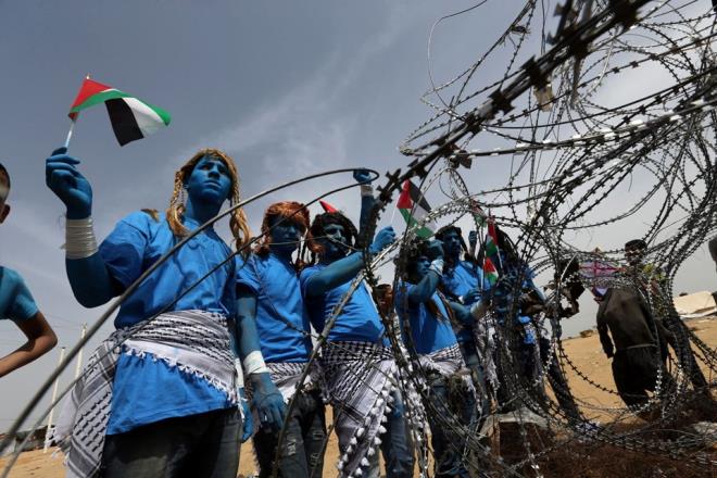 Gazze'nin Han Yunus kentinin dousundaki srail snrnda, Avatar filmindeki Na'vi rknn kyafet ve makyajlaryla bir grup Filistinli protesto dzenledi.