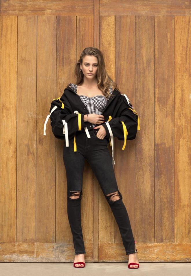 te yandan 26 yandaki Sarkaya, yarn balayp 19 Mays&#8217;a dek srecek 71. Uluslararas Cannes Film Festivali&#8217;nde krmz hal seremonisine, yz olduu markann onur konuu olarak katlacak.