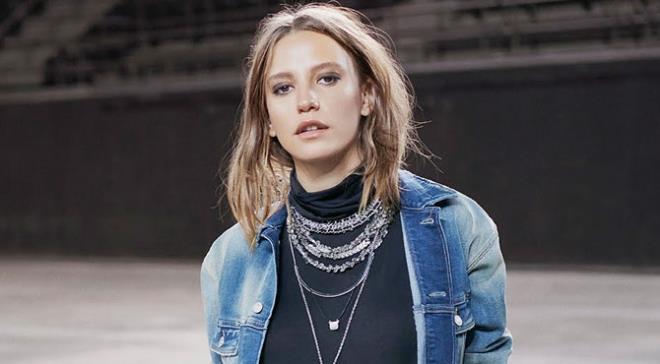 Serenay Sarkaya, Ylmaz Erdoan ve Kenan Doulu&#8217;nun da aralarnda olduu nl isimlerin destek verdii, ocuk istismarna dikkat ekmeyi amalayan nce ocuk Sergisi&#8217;ne beyaz mini elbisesini balamt.