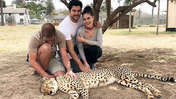 Gzde ift Fahriye Evcen ile ei Burak zivit'in getiimiz gnlerde kt Afrika tatili tm hzyla sryor. Cape Town'da denizin tadn karan ikili, renkli tatillerinde adrenaline de doydu.