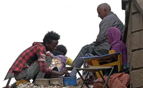 Etiyopya'nn farkl kentlerinden de gelen aralarnda ocuklarn da bulunduu ayakkab boyaclar, verdikleri her hizmetten 3-10 Birr aras (50 ABD Cent'inden az) kazanyor.