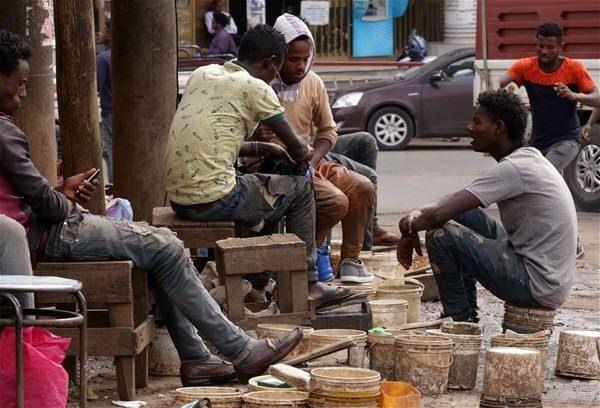 Etiyopyallarn, yerel Amharca dilinde ''ayakkab boyacs'' anlamna gelen ''List Row'' olarak adlandrdklar kiiler, bakent Addis Ababa'nn en ilek caddelerinde alarak geimlerini salyor.