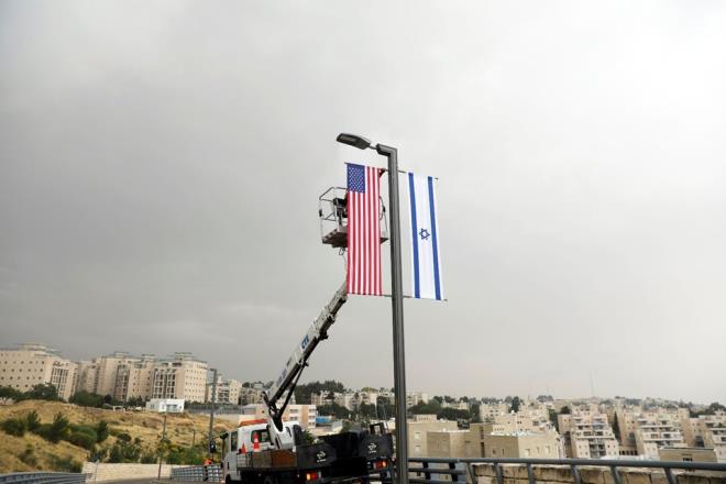 srailli grevliler, Kuds'te ABD Bykelilii binasnn alaca Ernuna Mahallesi evresindeki cadde ve sokaklara Arapa, ngilizce ve branice "ABD Bykelilii" yazl adres levhalar yerletirdi.