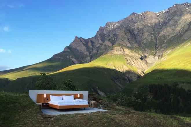 Null Stern, Almanca&#8217;da "Yldzsz" anlamna geliyor. Otelin slogan ise "Bu otelin tek yldz sizsiniz".