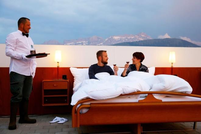 Otel sfr yldzl olduunu iddia etse de, Alp dalarnn muhteem berraklktaki gkyznden sizi aydnlatacak olan binlerce yldz bizce gayet yeterli&#8230;