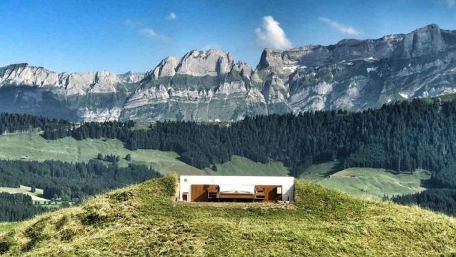 svire Alpleri&#8217;nde, Graubnden kantonunda bulunan otel, deniz seviyesinden tam 6,463 feet yksekte yer alyor. Otelde bulunan tek oda, tabii duvar ve ats olmayan bir yere oda diyebilirsek, bir yatak, iki baucu sehpas ve gece lambasndan ibaret. Eine az ratlanr konseptteki bu otel balay tatilinde farkllk arayanlar iin de mkemmel bir tercih olabilir.