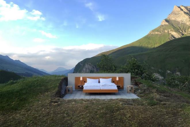 2008 ylnda Frank ve Patrik Riklin kardeler ile ortaklar Daniel Charbonnier tarafndan yaratlan Null Stern Hotel&#8217;in bir nceki konsepti ise yine svire&#8217;de yer alan eski bir nkleer snan bir otel odasna dntrlmesi ve &#8220;Dnyann tek sfr yldzl oteli&#8221; olarak duyurulmasyd.