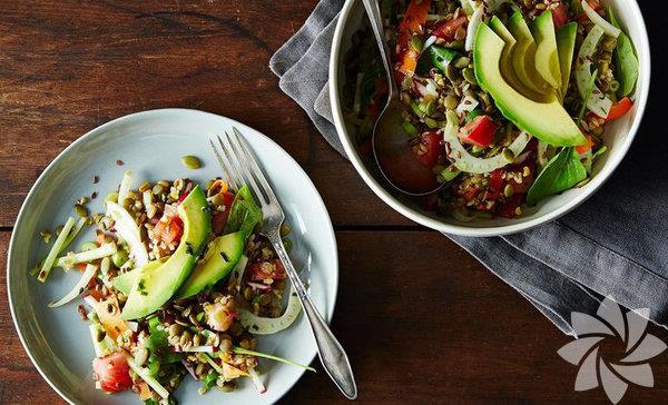 Mercimek ve Avokado - Le Pain Quotidien    <br>eriindeki faydal yalar ve vitaminlerle olduka salkl bir yiyecek olan avokadoyu yava yava beslenmemizin olmazsa olmazlarndan biri haline getiriyoruz. Bu, iine koyulduu her eyi daha salkl ve lezzetli hale getiren mucizevi meyveyi Le Pain mercimekle birletirmi ve ortaya nefis bir salata karm.