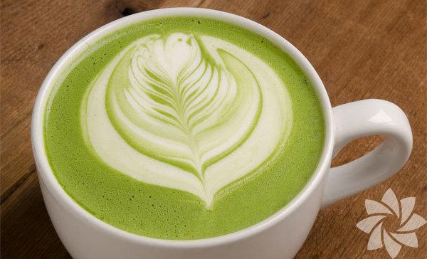 Matcha Latte - Espresso Lab  <br>  Japonlarn yemek kltrnde nemli bir yer tutan, ikolatalarndan biskvilerine pek ok gdaya ekledikleri Matcha aslnda bir eit toz yeil ay. Tabii, yeil ay gibi Trkiye'de de olduka sevilen, faydalar saymakla bitmez, metabolizma dostu, enerji deposu bir ayn bu versiyonunu da mutlaka hayatmza dahil etmeliyiz. Espresso Lab'in Matcha Latte'si lezzetli ve canlandrc bir alternatif.