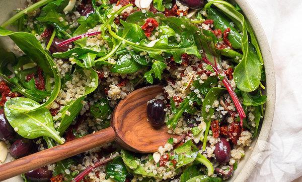 Kinoal Yeil Salata - Zencefil  <br>  Kinoa besleyici deeri yksek, uzun sreler bizi tok tutabilen, sindirim sistemimiz iin ok faydal bir besin. Gney Amerika meneili bu bitki tohumu hayatmza girdi gireli onunla pek ok tarif denedik, kendi damak zevkimize uyarladk. Ksrn bile yaptmz kinoay, Zencefil, ok lezzetli ve salkl bir yeil salatayla birletirmi, diyetimize ok yakacak bir bir tarif oluturmu.