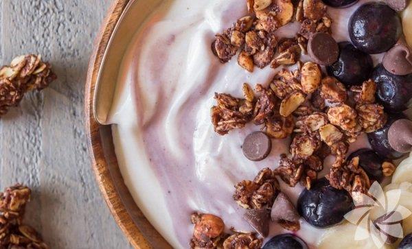 Granola - Gram  <br>  Kahvaltda granolasz yapamayanlarmz da var, salkl attrmalk denince ilk granolaya sarlanmz da. Zaten salkl ve sade bir beslenme tarz olanlarn ok sevdii bir mekan olan Gram'n granolalar da olduka gzel. Yourtla ya da granola bar olarak alabileceiniz bu lezzetli attrmalklar diyetinizde favorilerinizden olacak.