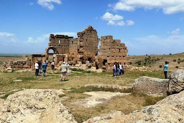 3 kiilik mezarlar var. Bununla birlikte yine ibadet alanlar ortaya kardk. Ta ocaklar var. zellikle surlarn ve yaplarn inasnda kullanlan bloklarn getirildii ta ocaklarnda almalar yrteceiz.&#8221;