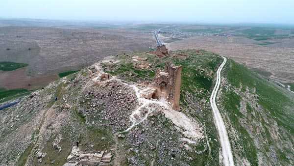 uan dnyann her yerinden geliyorlar. Zerzevan Diyarbakr&#8217;da parlayan bir yldz olacak. 2017&#8217;de 150 bin ziyaretisi vard. Bu yl 500 bini geeceini dnyoruz. Diyarbakr iin hedef 1 milyon biz de Zerzevan Kalesi iin 600 bin civarna ulaacamz dnyoruz&#8221; diye konutu.