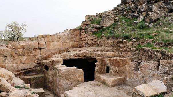 nar ilesine 13 kilometre uzaklkta bulunan ve 60 dnmlk geni bir alan kaplayan Zerzevan Kalesi&#8217;nde yaplan kaz almalarnda elde edilen buluntularla kalenin gemiinin milattan sonra 3. yzyla kadar uzand tespit edildi. Roma mparatorluunun snr garnizonu olan ve stratejik neme sahip olan kale, geen yl yaplan kazlarda ortaya karlan ve gizemli bir dinin mensuplar tarafndan kullanlan ve sadece erkeklerin girebildii Mithras Tapna ile birlikte adn dnyaya duyurdu.