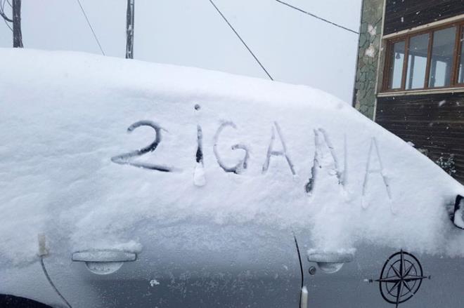 Gmhane&#8217;de dn akamdan beri etkili olan yamur ya yksek kesimlerde sabaha kar yerini kar yana brakt. Bata Zigana da geidi olmak zere kentin yksek zirveleri Mays aynn ortasnda beyaz rtyle kapland.