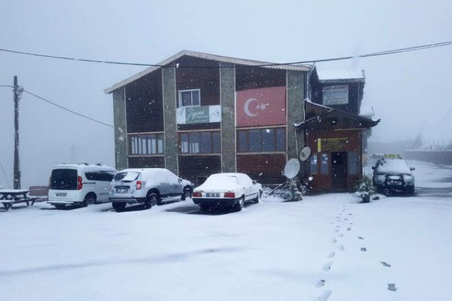 Gmhane'de zellikle sahile yakn blgelerde gerekleen kar ya tarihi ipek yolu zerinde bulunan 2 bin 50 metre rakml Zigana Da Geidi ile zirvedeki Zigana Gmkayak Kayak Merkezini beyaza brrken, 2 bin 24 metre rakmdaki Limni Gl Tabiat Park da yatan nasibini ald.