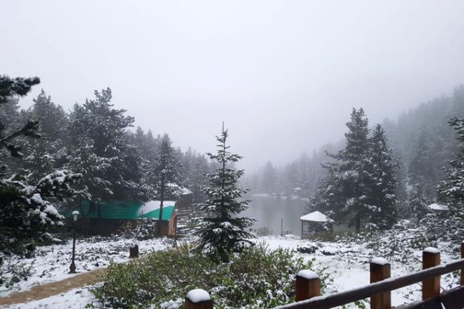 Son gnlerde mevsim normallerinin altnda hava scakl ve yamur yann gerekletii Gmhane&#8217;de vatandalar bugn sabah erken saatlerde yksek kesimlerde kar srprizi ile karlat.  zellikle sahile yakn blgelerde gerekleen kar ya tarihi ipek yolu zerinde bulunan 2 bin 50 metre rakml Zigana Da Geidi ile zirvedeki Zigana Gmkayak Kayak Merkezini beyaza brrken, 2 bin 24 metre rakmdaki Limni Gl Tabiat Park da yatan nasibini ald.