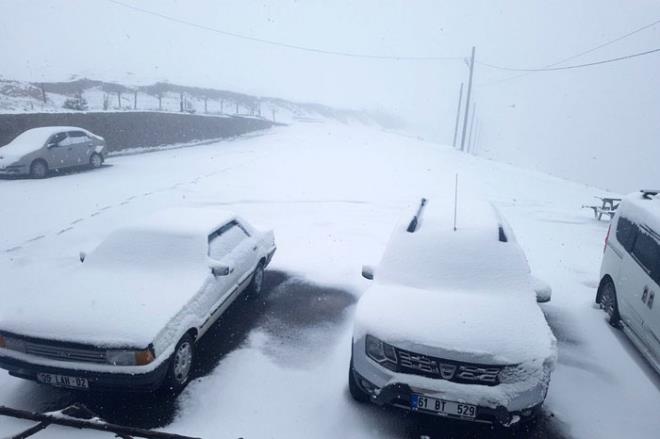 Dou Karadeniz&#8217;i Dou Anadolu&#8217;ya balayan en nemli geitlerden olan Gmhane-Trabzon karayolu zerindeki Zigana tnelinin olduu blgede de ya etkili olurken, ok sayda src bu ann fotoraf ve videolarn sosyal medya araclyla paylat.