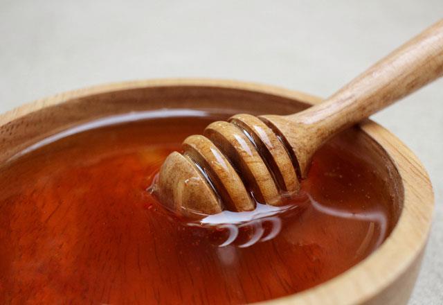 Bal: Sabah tketildiinde, bal vcudunuzu uyandrr ve sisteminizi glendirip enerji verir. Bal ayn zamanda beyin faaliyetlerinizi artrr ve iyi hissetmenizi salayan serotonin hormonu seviyesini ykseltir.