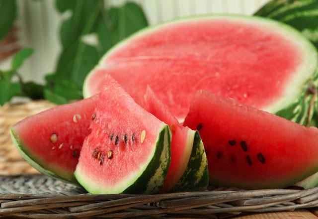 Karpuz: A karnna karpuz yemek bol miktarda sv ihtiyacnz karlar. Buna ek olarak, gz ve kalp salnz iin yararldr.