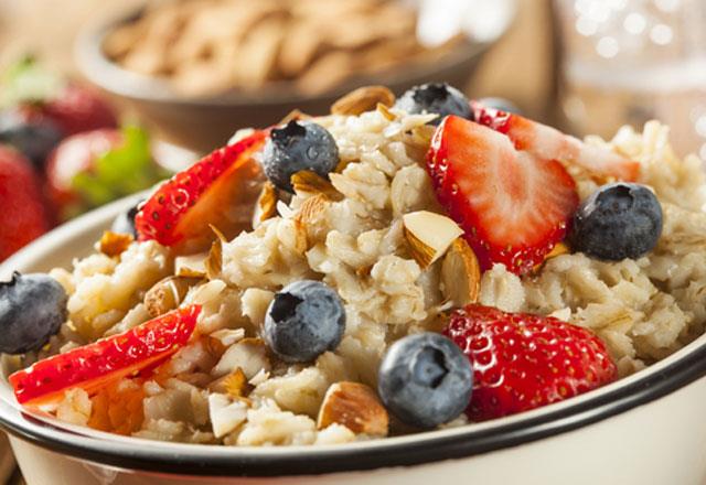 Kahvaltda yiyebileceiniz besinler... Yulaf ezmesi: Yulaf, mide zarnzn etrafnda koruyucu bir kaplama yaratr ve hidroklorik asidin mide duvarlarna zarar vermesini nler. Yulaf ayn zamanda kolesterol drmeye yardmc olan znebilen lifler ierir.