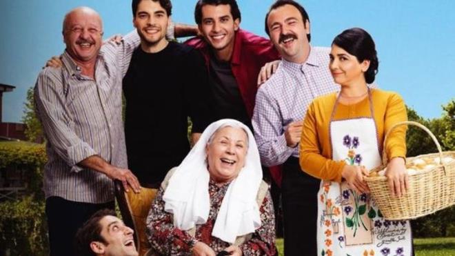 Takashi&#8217;nin Sevgi&#8217;ye evlenme teklif ettiini renen Gayret de, Sevgi&#8217;yi kendisine tekrar ak etmek iin onun kahraman olmaya karar verir. Fakat Mutlu ve Rfk&#8217;nn yardmyla yapt dzmece kahramanlk denemeleri, her defasnda ters teper. Gayret&#8217;le birlikte Mutlu ve Rfk&#8217;nn da bana gelmeyen kalmaz. Sonunda btn bunlar renen Sevgi&#8217;nin tepkisi ise Gayret dahil herkes iin byk bir srpriz olacaktr.