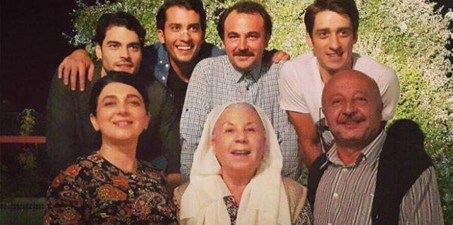 ASLAN ALEM FNAL YAPIYOR; Televizyon Gazetesi'nin haberine gre, barollerinde Burcu zberk, Akn Aknz ve Frat Altunmee&#8217;nin rol ald Aslan Ailem dizisinin 31. yeni blm 20 Mays Pazar akam saat 20.30&#8217;da izleyicilerle TRT 1 ekrannda son kez buluacak. Aslan Ailem dizisinin 31. blm 1. fragman yaynlanmasnn ardndan Youtube trendler listesine girdi.