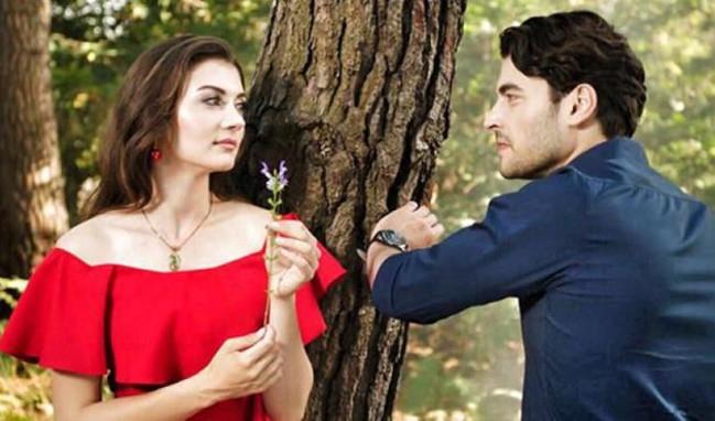 Kocasnn danklndan ikyet eden Pelin ise, farknda olmadan Umut iin nemli bir rportajn bulunduu flash diskin kaybolmasna neden olur. Pelin yeniden rportaj yapmak iin ayn kiiden randevu alamaynca Hatice ve Vedat hi beklenmedik ekilde onun yardmna koarlar.